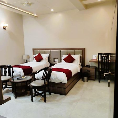 Hotel Ozas Grand Varanasi Exterior foto