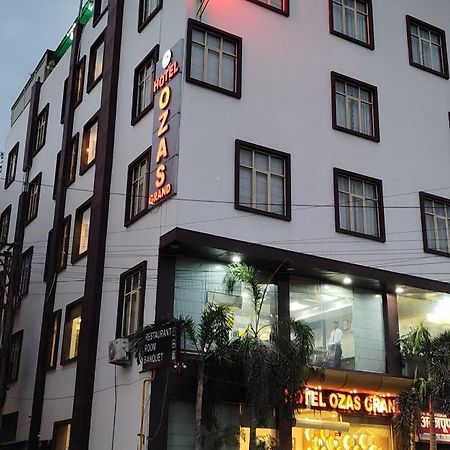 Hotel Ozas Grand Varanasi Exterior foto