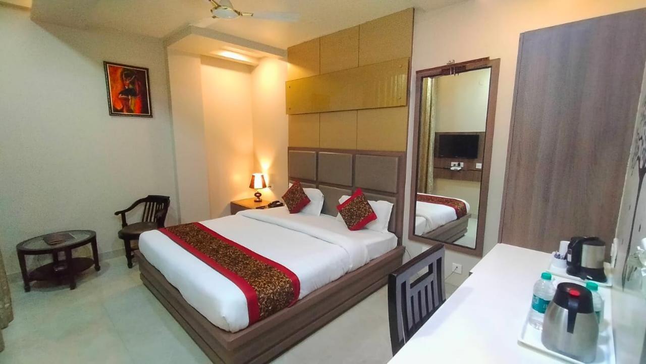 Hotel Ozas Grand Varanasi Exterior foto