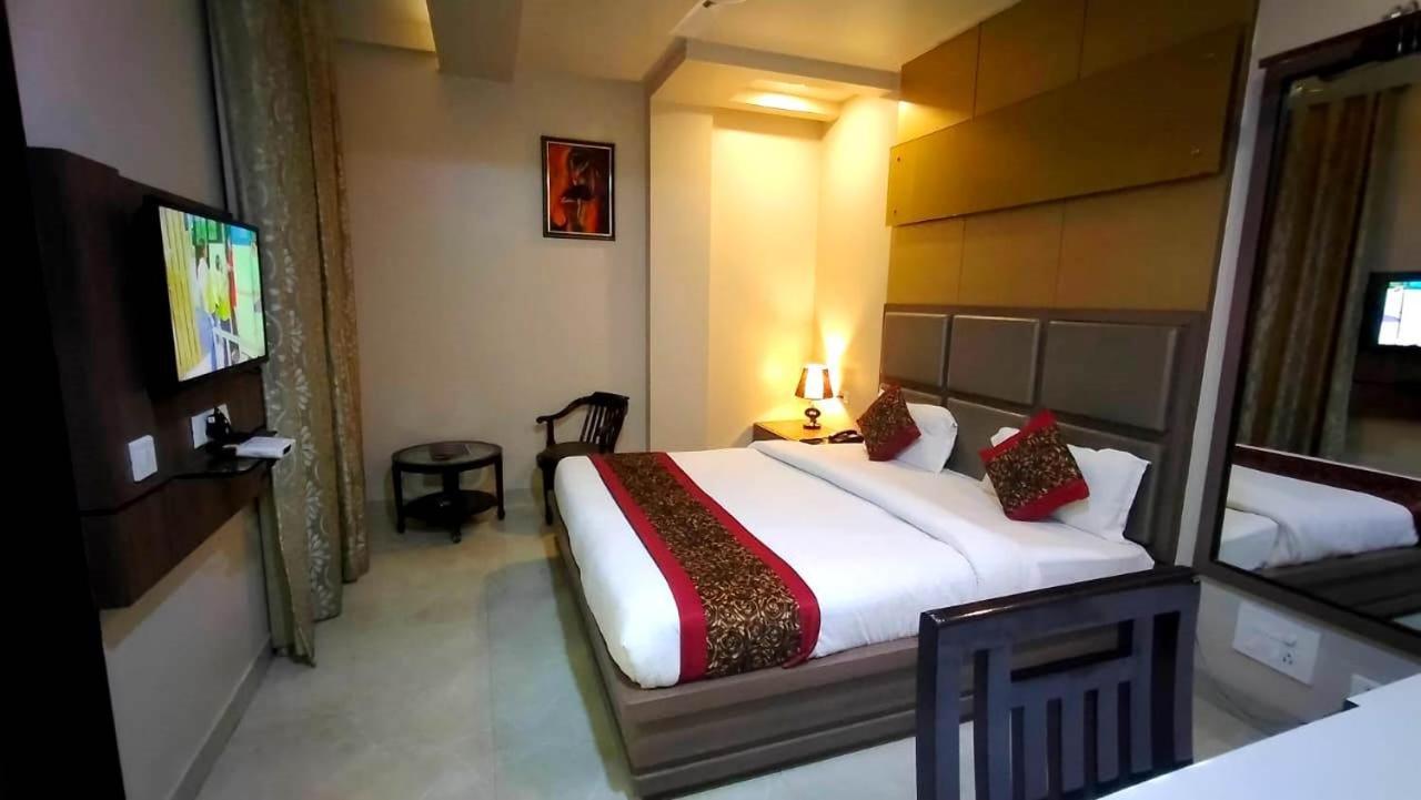 Hotel Ozas Grand Varanasi Exterior foto