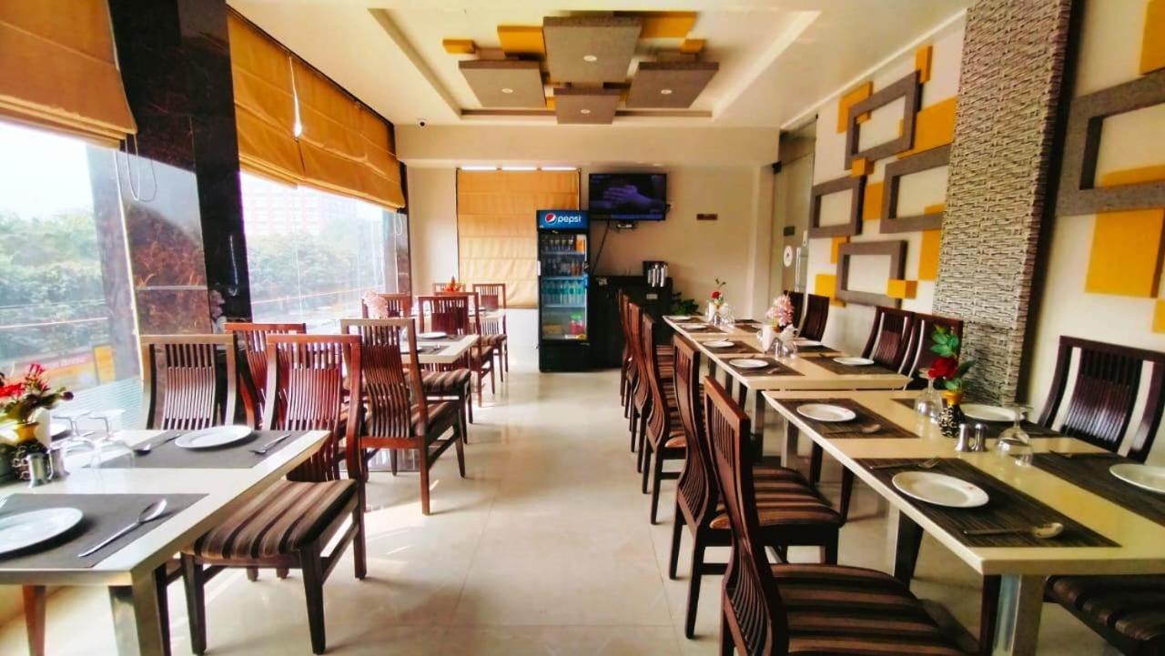 Hotel Ozas Grand Varanasi Exterior foto