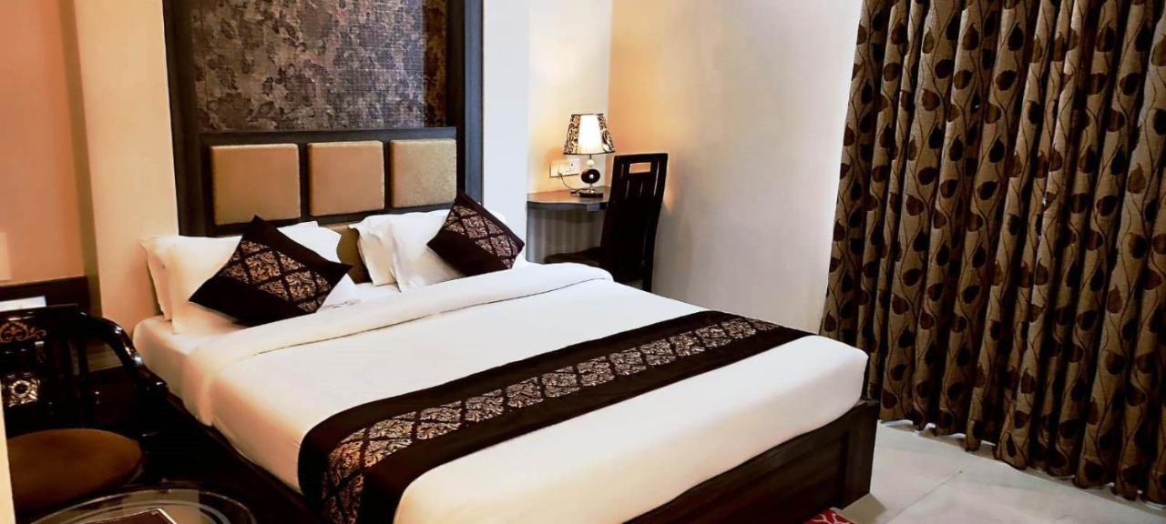 Hotel Ozas Grand Varanasi Exterior foto