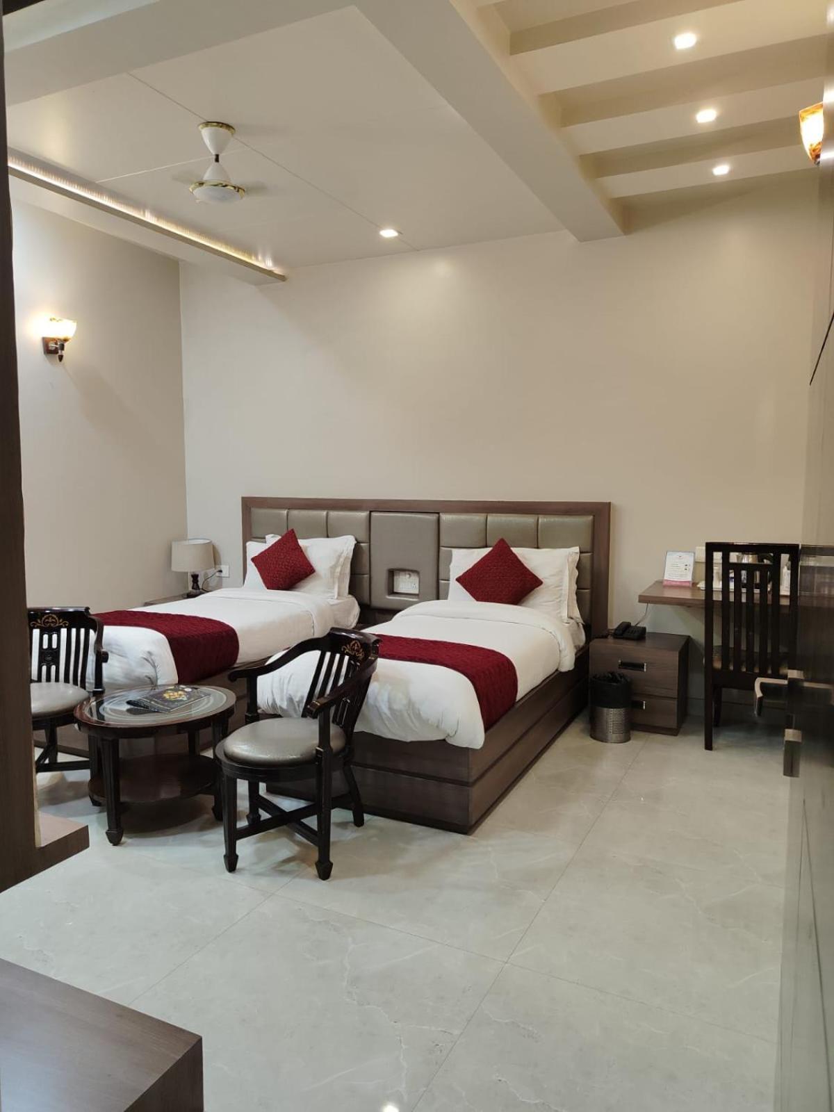 Hotel Ozas Grand Varanasi Exterior foto