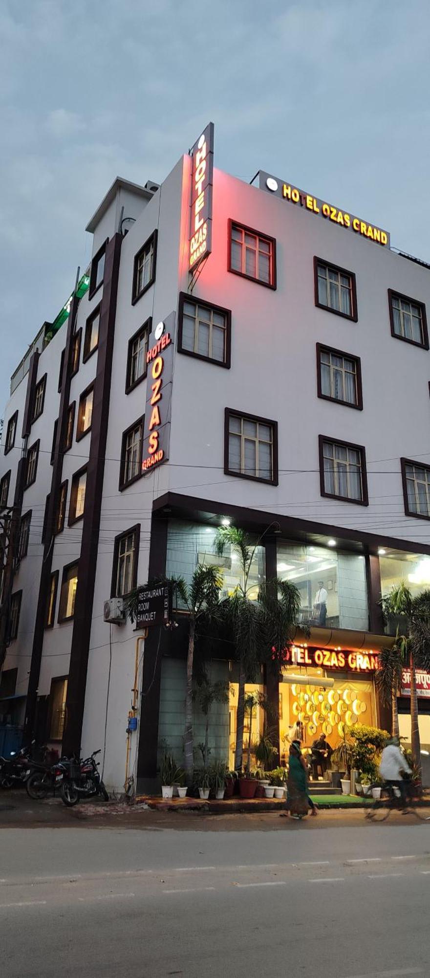 Hotel Ozas Grand Varanasi Exterior foto